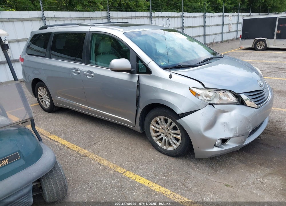 2014 TOYOTA SIENNA XLE V6 8 PASSENGER VIN: 5TDYK3DC3ES445310