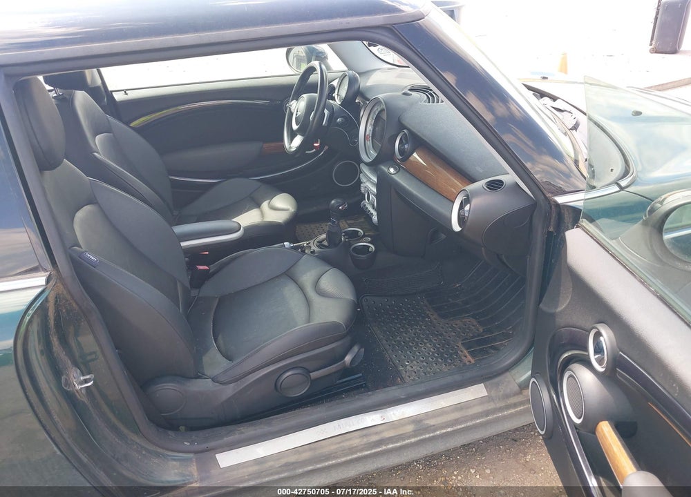 2009 MINI COOPER S VIN: WMWMF73599TW83678