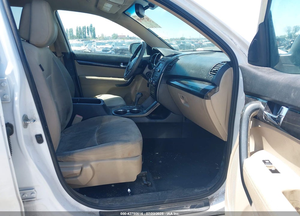 2011 KIA SORENTO LX VIN: 5XYKTCA19BG178687