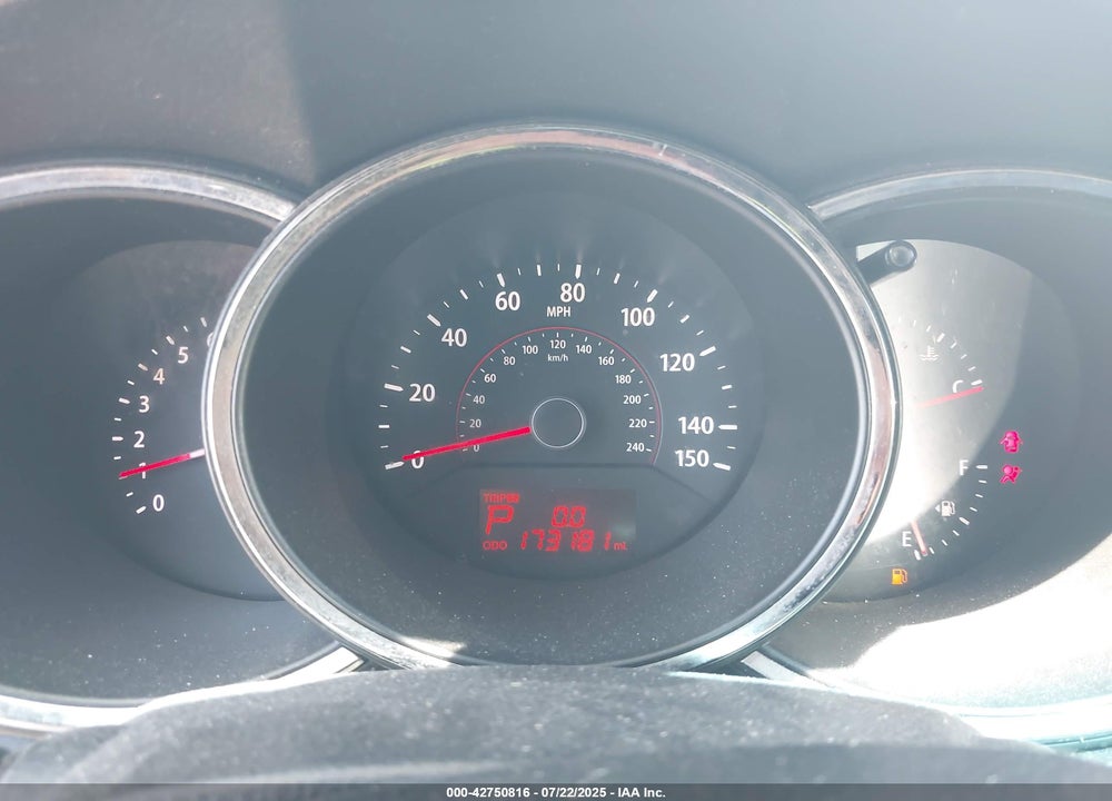 2011 KIA SORENTO LX VIN: 5XYKTCA19BG178687