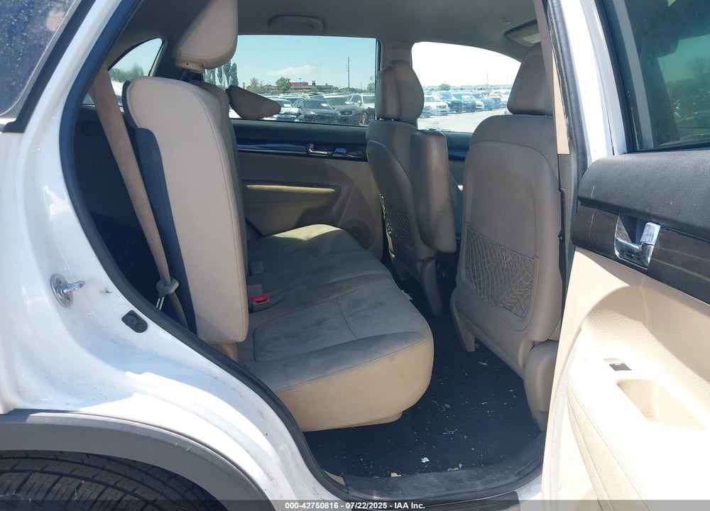 2011 KIA SORENTO LX VIN: 5XYKTCA19BG178687