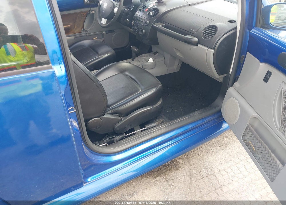 2005 VOLKSWAGEN NEW BEETLE GL VIN: 3VWBK31C75M404329