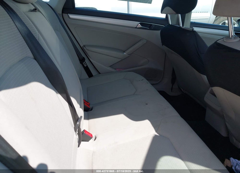 2017 VOLKSWAGEN PASSAT VIN: 1VWAT7A37HC064654