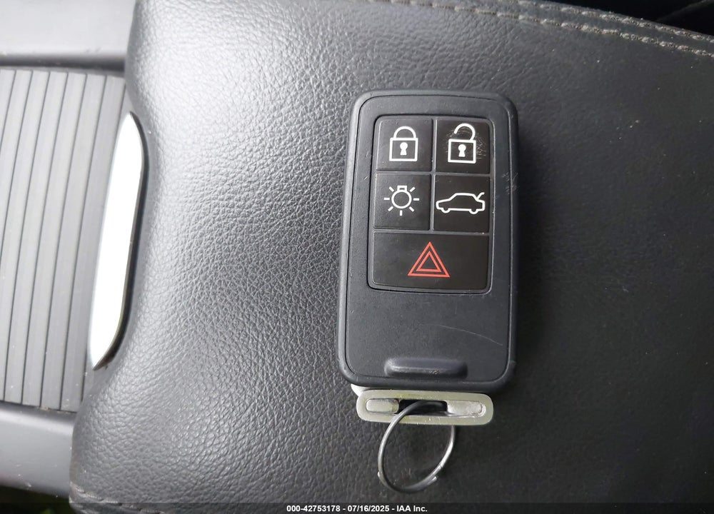 2015 VOLVO XC60 VIN: YV4612RK1F2704872