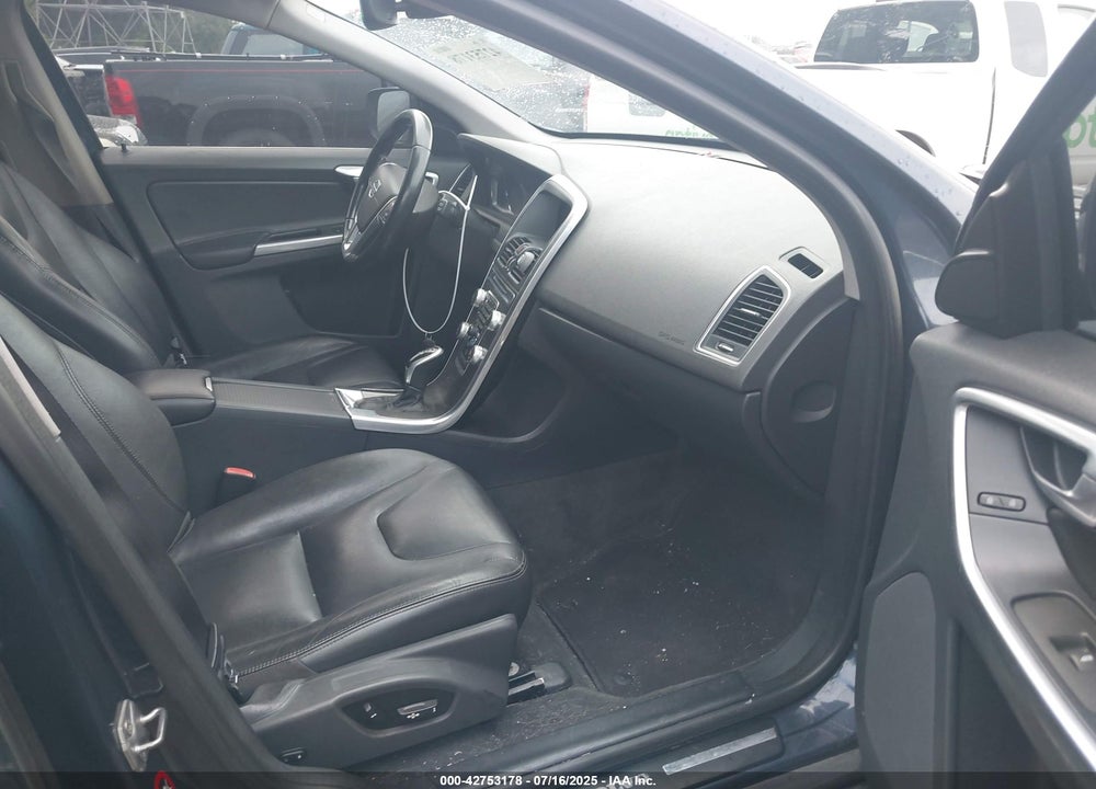 2015 VOLVO XC60 VIN: YV4612RK1F2704872