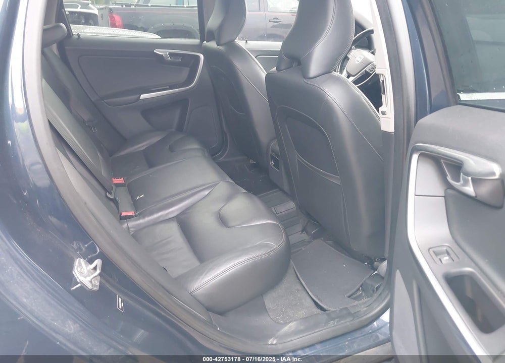 2015 VOLVO XC60 VIN: YV4612RK1F2704872