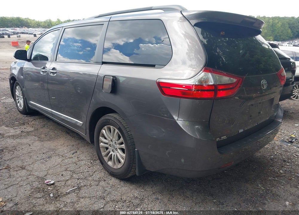 2017 TOYOTA SIENNA XLE 8 PASSENGER VIN: 5TDYZ3DC1HS851926