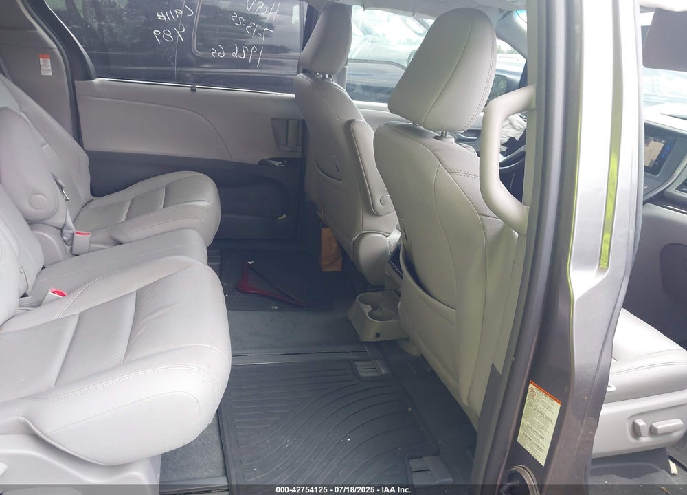 2017 TOYOTA SIENNA XLE 8 PASSENGER VIN: 5TDYZ3DC1HS851926