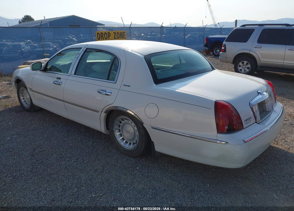 2001 LINCOLN TOWN CAR EXECUTIVE VIN: 1LNHM81WX1Y654012