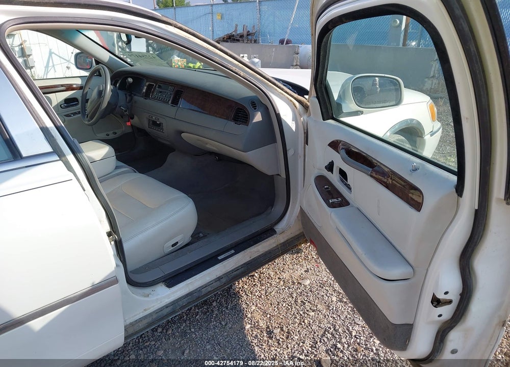 2001 LINCOLN TOWN CAR EXECUTIVE VIN: 1LNHM81WX1Y654012