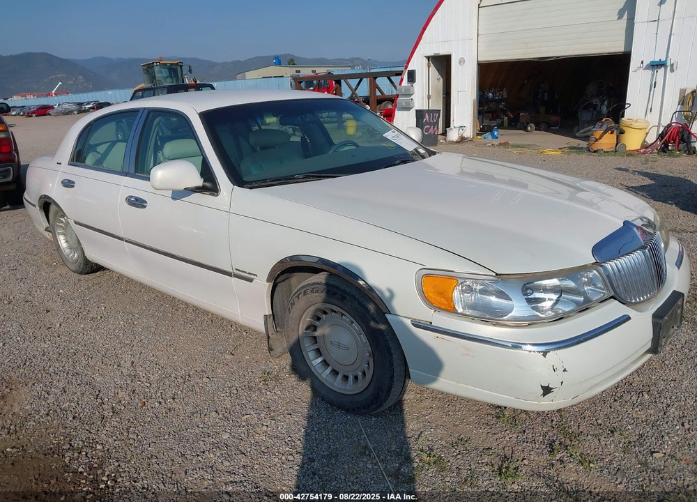 2001 LINCOLN TOWN CAR EXECUTIVE VIN: 1LNHM81WX1Y654012