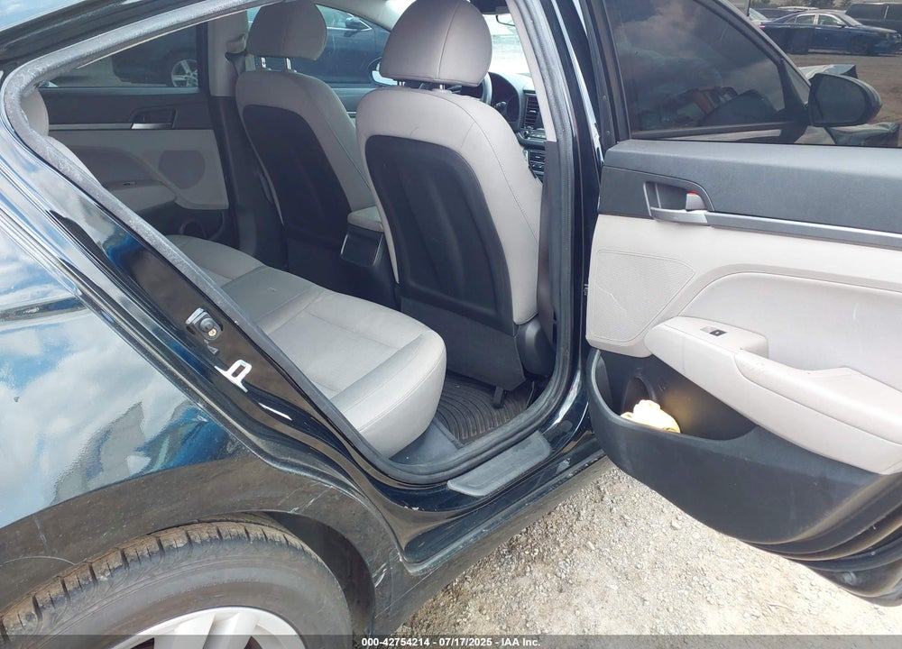 2017 HYUNDAI ELANTRA VIN: KMHD84LF9HU061607