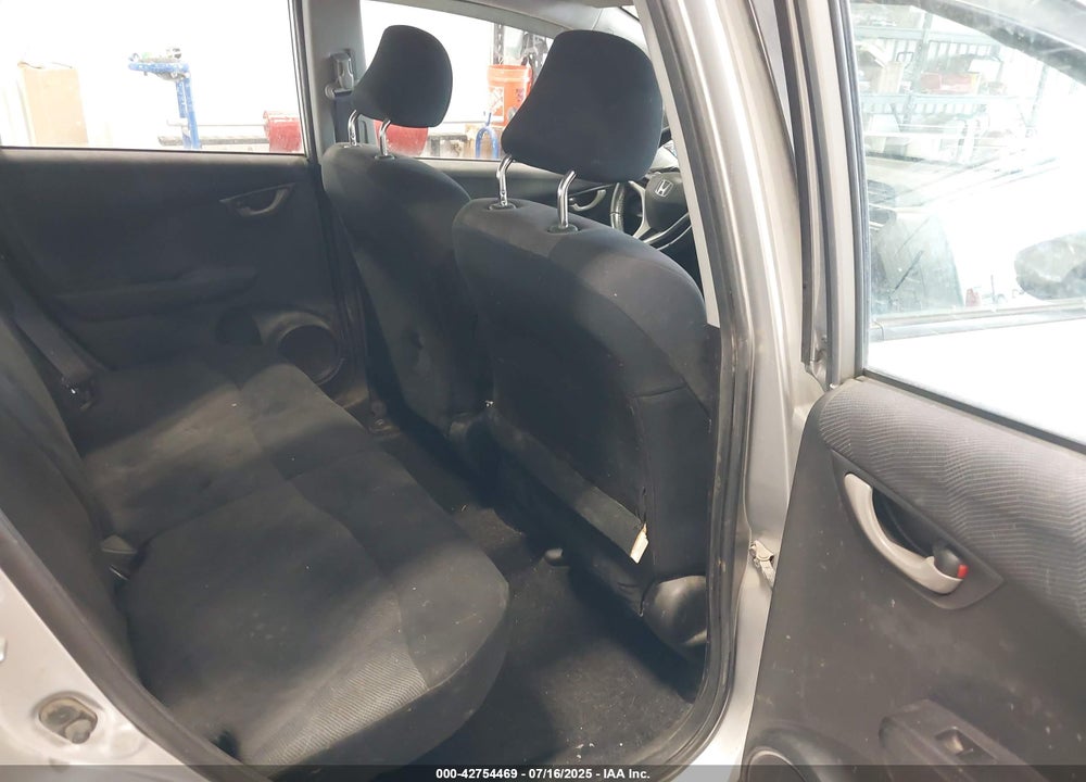 2011 HONDA FIT VIN: JHMGE8H52BC005893