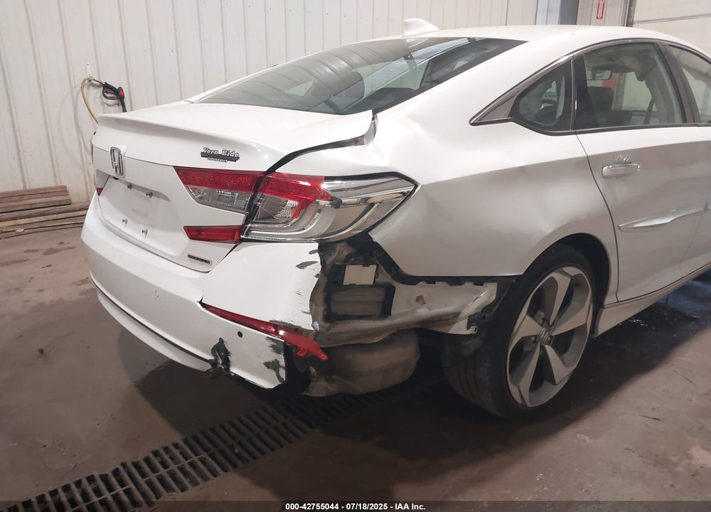 2018 HONDA ACCORD TOURING VIN: 1HGCV1F96JA195853