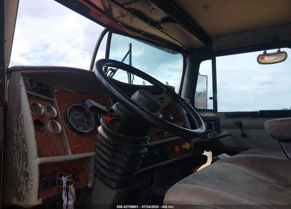 2002 KENWORTH CONSTRUCTION T800 VIN: 1NKDLR0X02J883572
