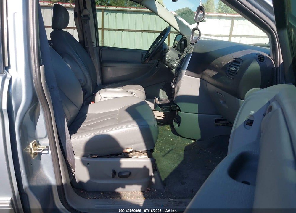 2005 CHRYSLER TOWN & COUNTRY VIN: 2C4GP54L95R339185