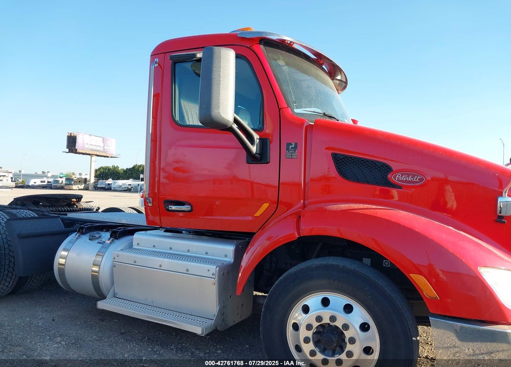2017 PETERBILT 579 VIN: 1XPBDP9X3HD423289