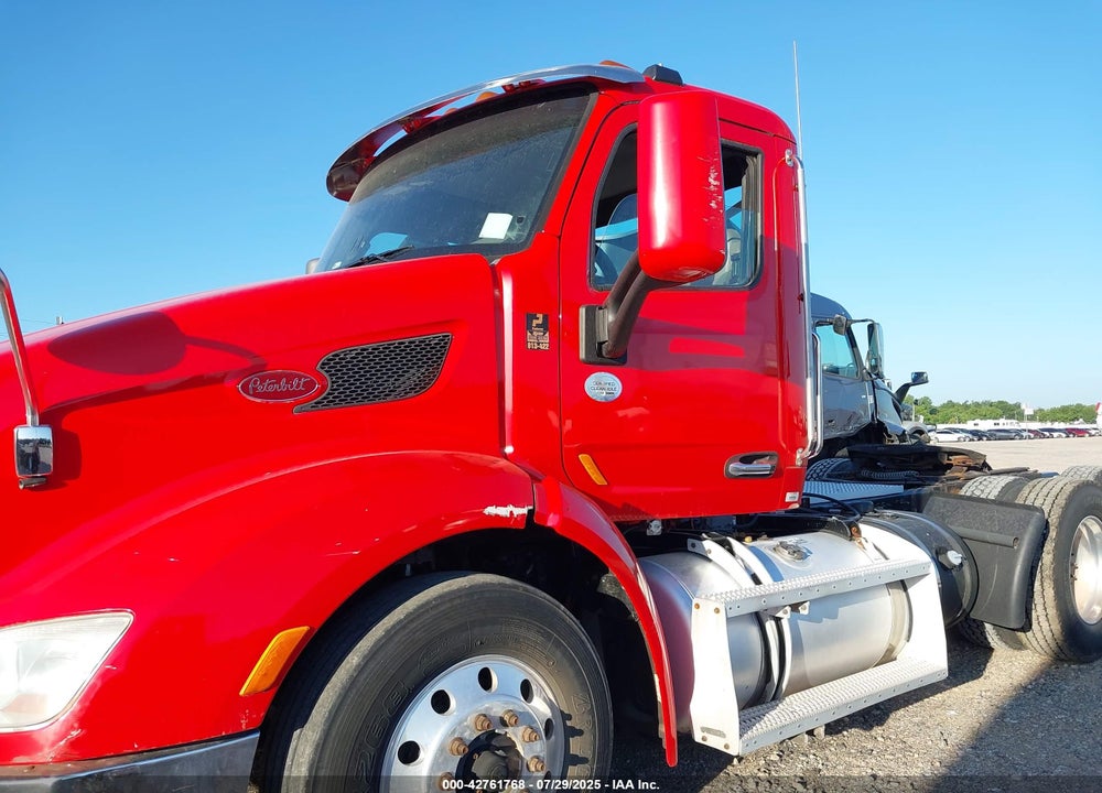 2017 PETERBILT 579 VIN: 1XPBDP9X3HD423289