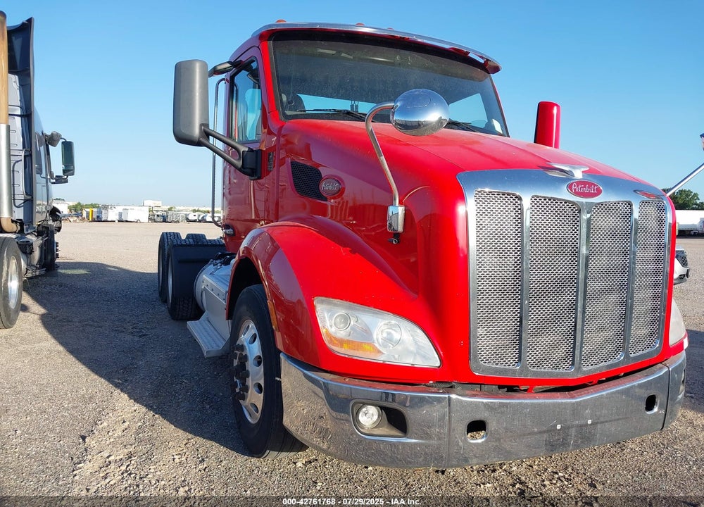 2017 PETERBILT 579 VIN: 1XPBDP9X3HD423289