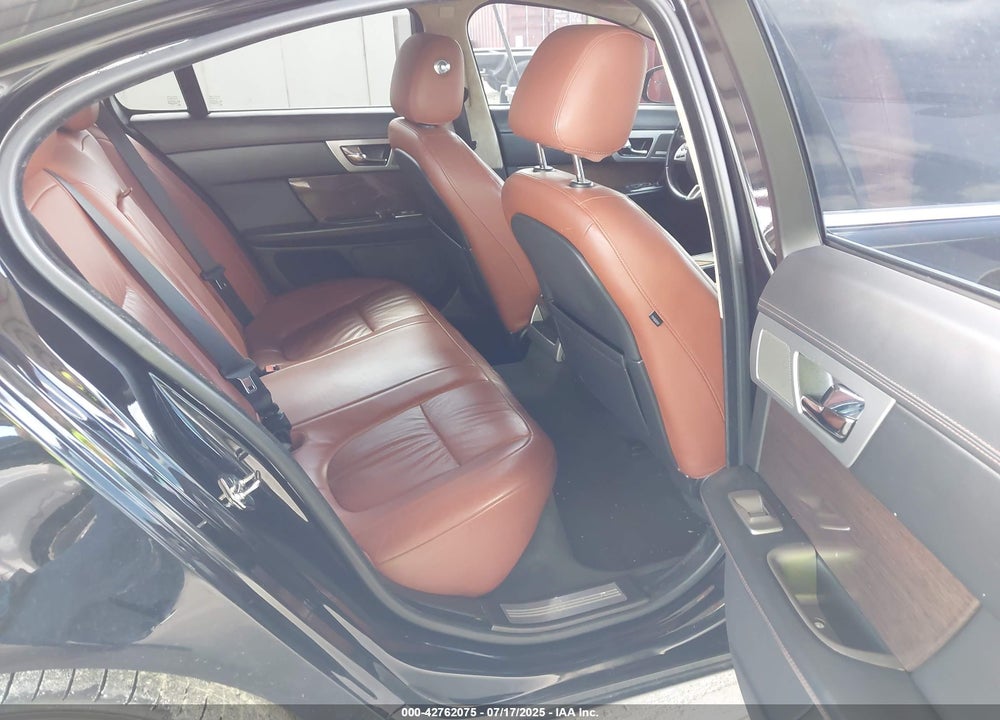 2010 JAGUAR XF VIN: SAJWA0HE2AMR63842