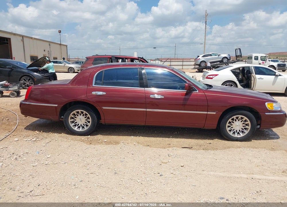 2001 LINCOLN TOWN CAR SIGNATURE VIN: 1LNHM82W01Y688765