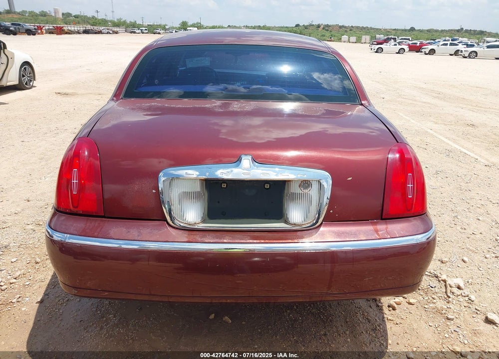 2001 LINCOLN TOWN CAR SIGNATURE VIN: 1LNHM82W01Y688765