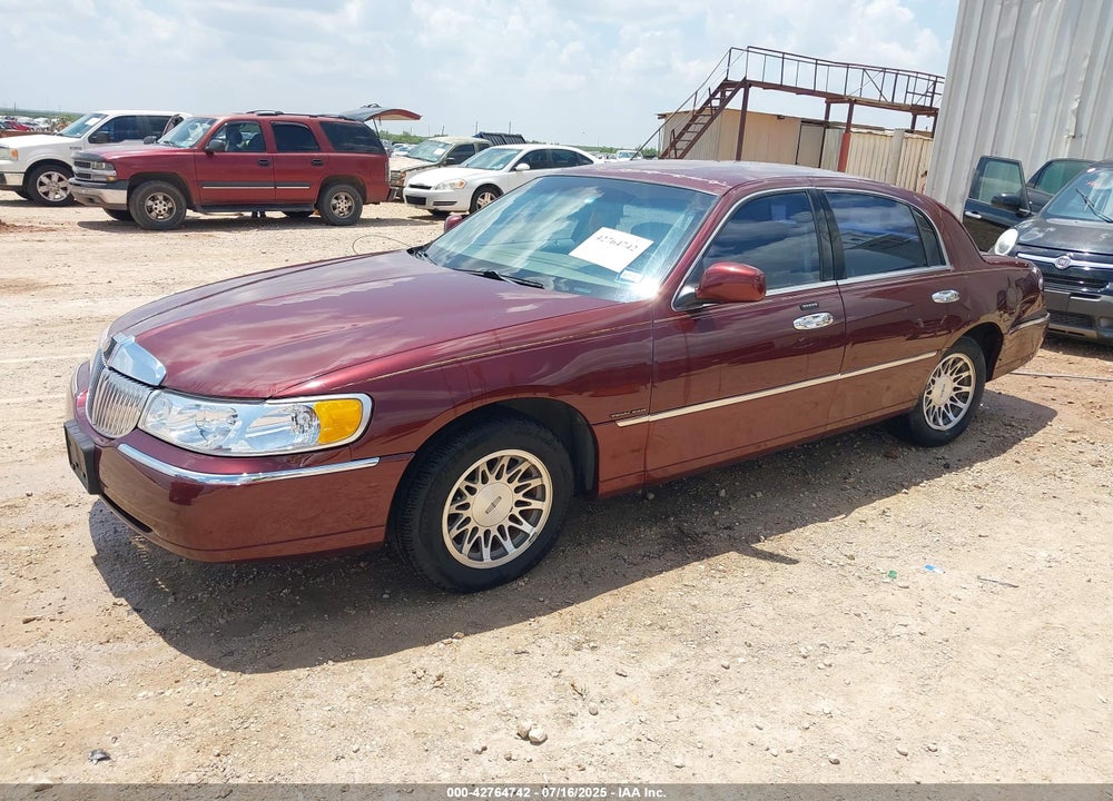 2001 LINCOLN TOWN CAR SIGNATURE VIN: 1LNHM82W01Y688765