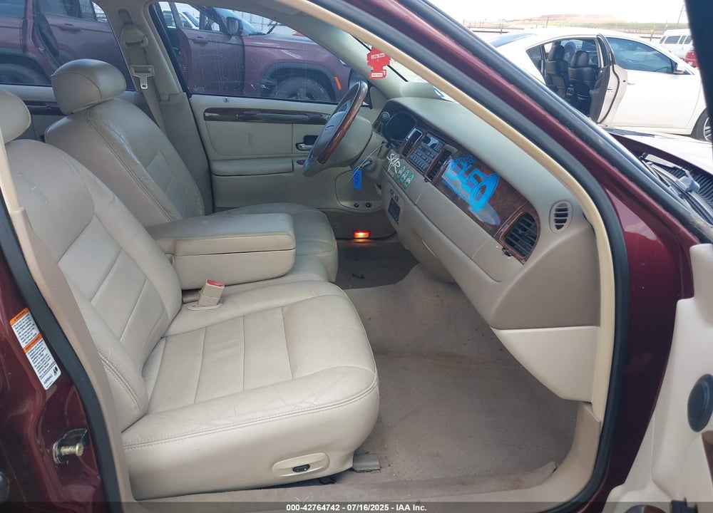 2001 LINCOLN TOWN CAR SIGNATURE VIN: 1LNHM82W01Y688765