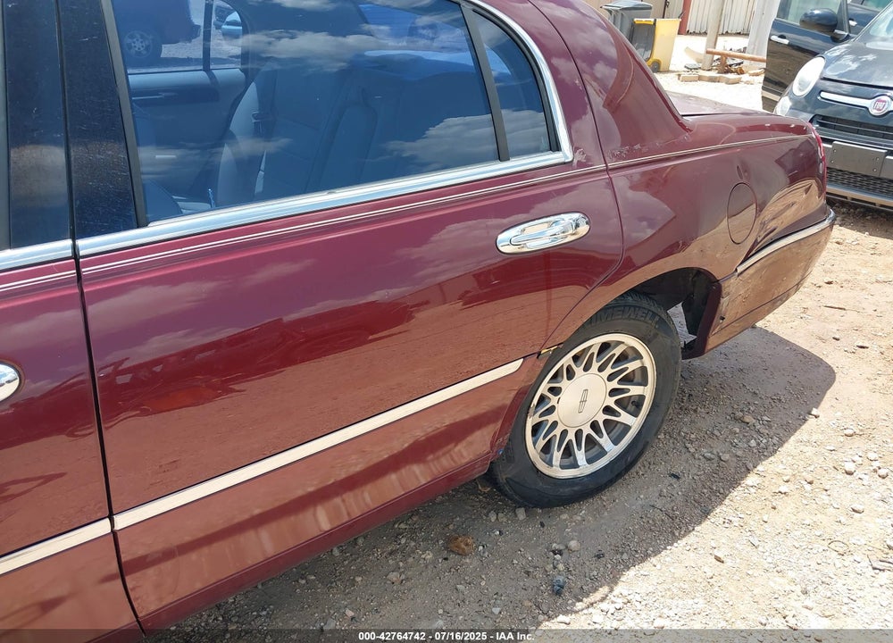2001 LINCOLN TOWN CAR SIGNATURE VIN: 1LNHM82W01Y688765