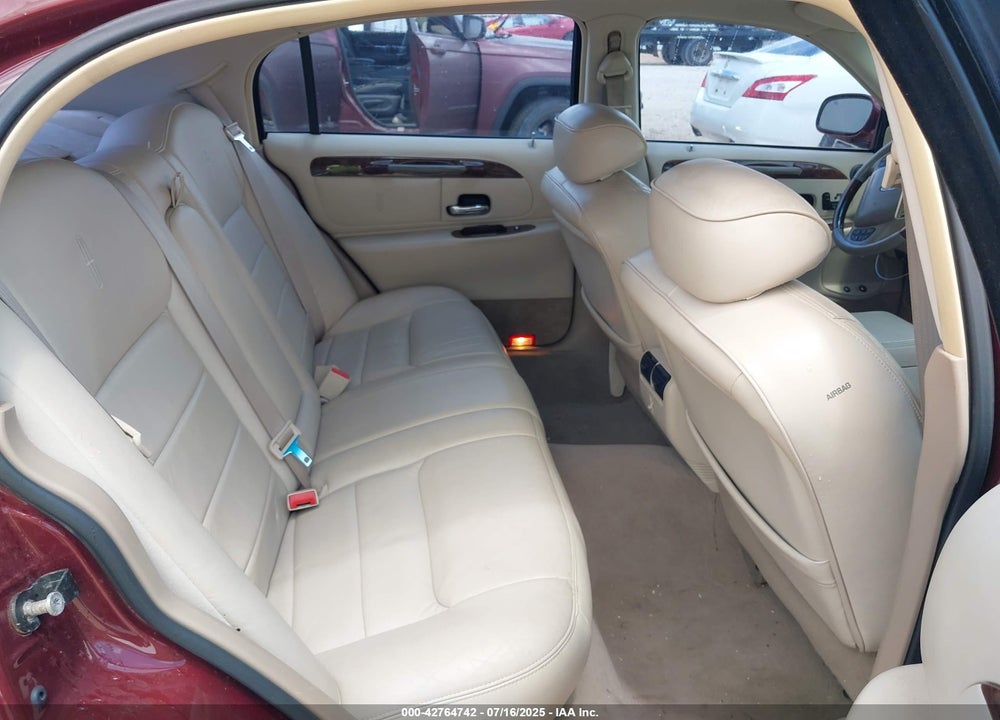 2001 LINCOLN TOWN CAR SIGNATURE VIN: 1LNHM82W01Y688765