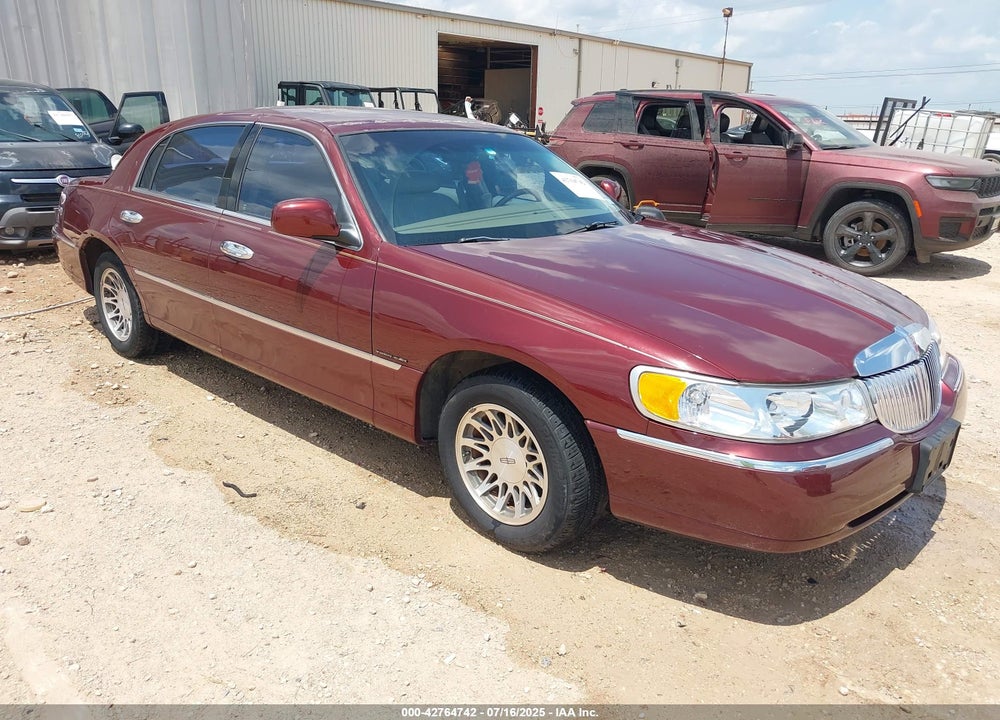 2001 LINCOLN TOWN CAR SIGNATURE VIN: 1LNHM82W01Y688765