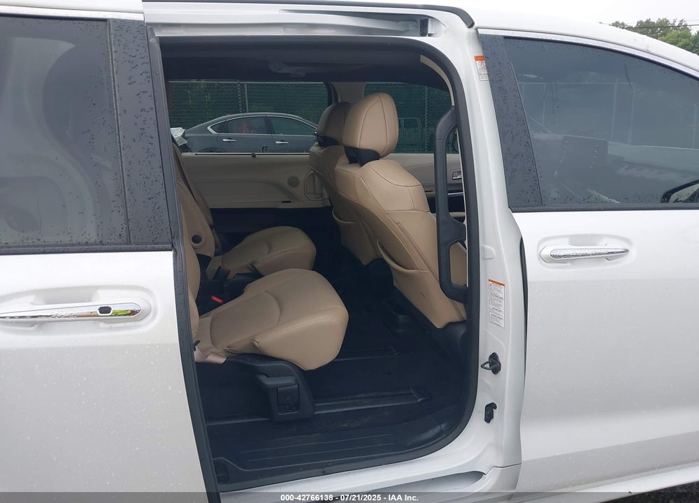 2024 TOYOTA SIENNA XLE VIN: 5TDJSKFCXRS113041