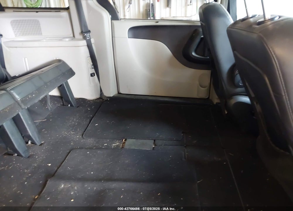 2011 CHRYSLER TOWN & COUNTRY VIN: 2A4RR8DG7BR676256
