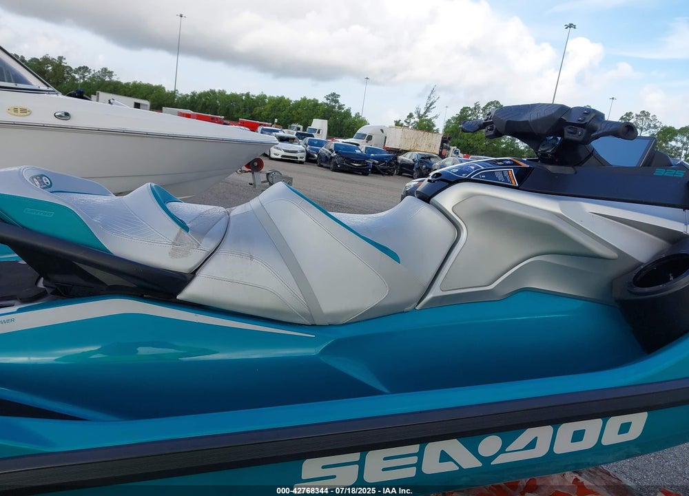 2025 SEADOO GTX-300 LIMITED VIN: YDV23944K425