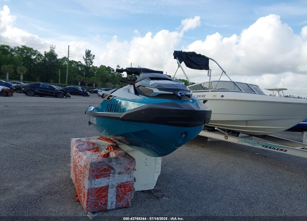 2025 SEADOO GTX-300 LIMITED VIN: YDV23944K425