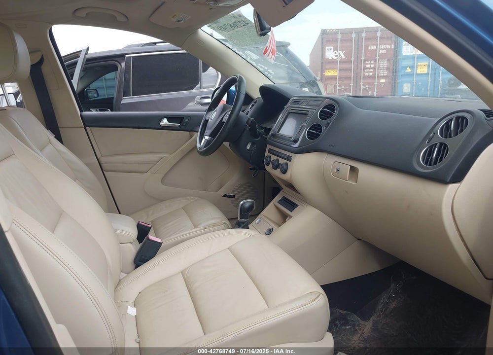 2017 VOLKSWAGEN TIGUAN VIN: WVGWV7AX7HK013579