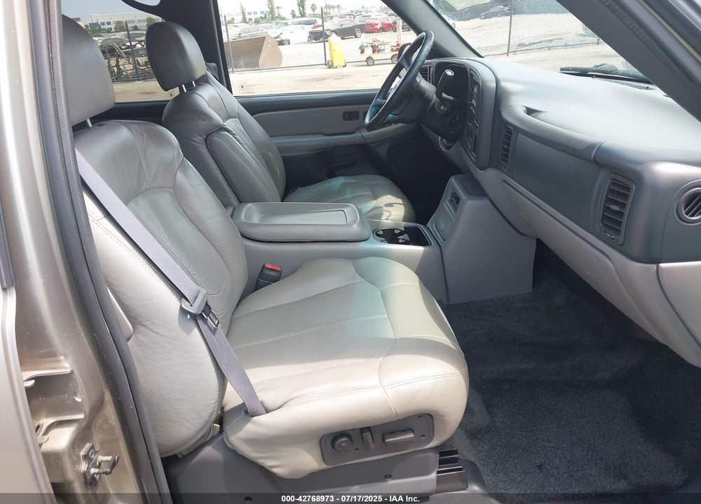 2001 CHEVROLET SUBURBAN 1500 LT VIN: 3GNEC16T81G166386