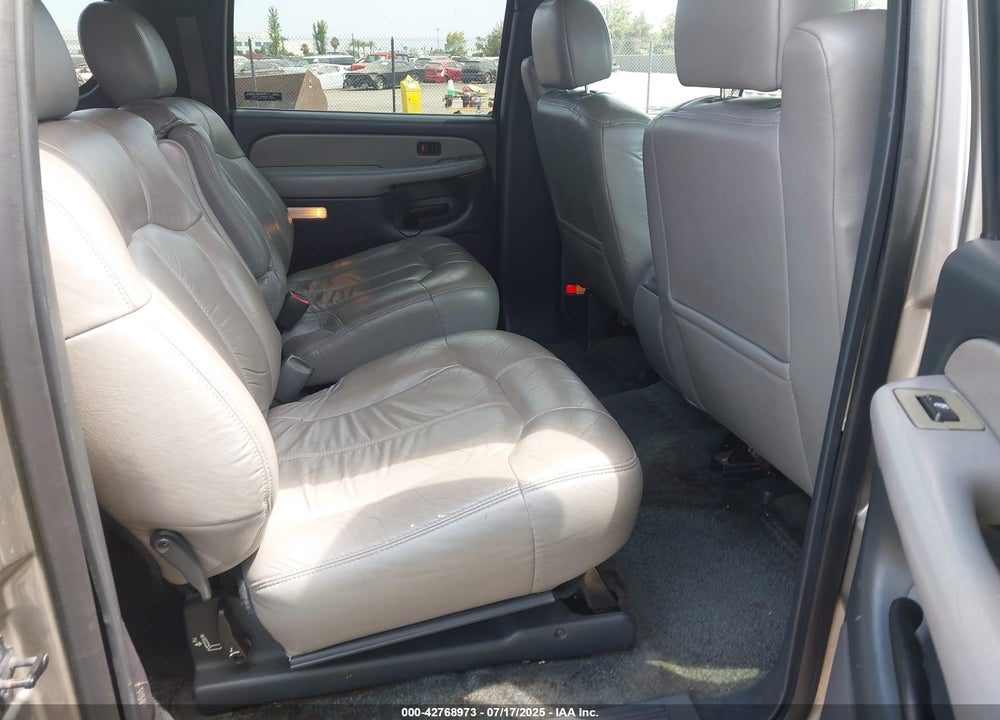 2001 CHEVROLET SUBURBAN 1500 LT VIN: 3GNEC16T81G166386