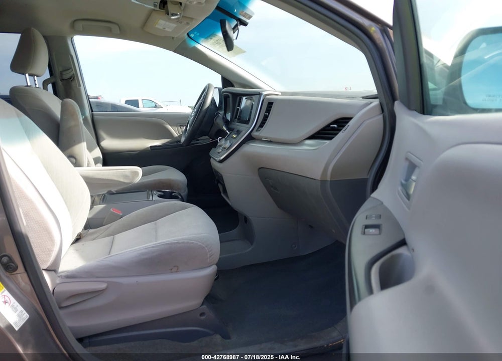 2017 TOYOTA SIENNA LE 8 PASSENGER VIN: 5TDKZ3DC1HS789577