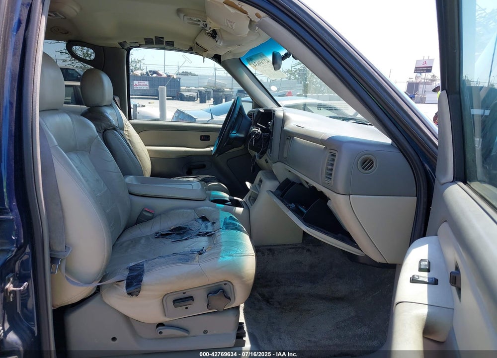 2000 CHEVROLET SUBURBAN 1500 LS VIN: 3GNEC16T4YG171966