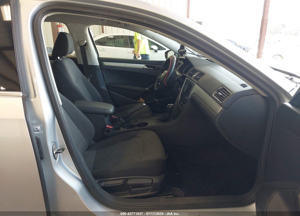2017 VOLKSWAGEN PASSAT VIN: 1VWAT7A38HC078417
