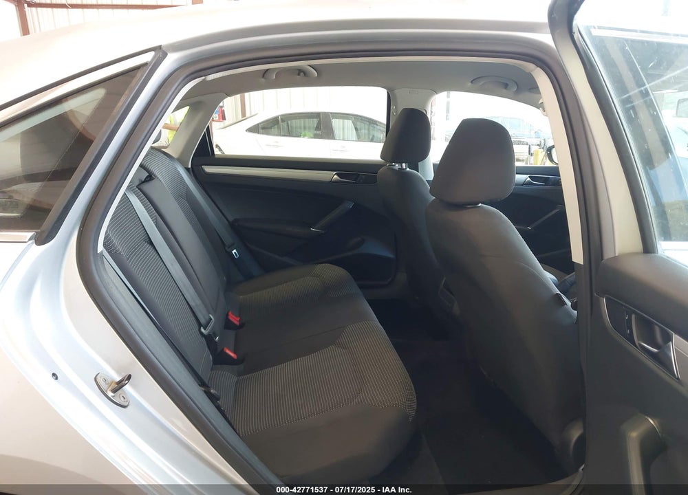 2017 VOLKSWAGEN PASSAT VIN: 1VWAT7A38HC078417