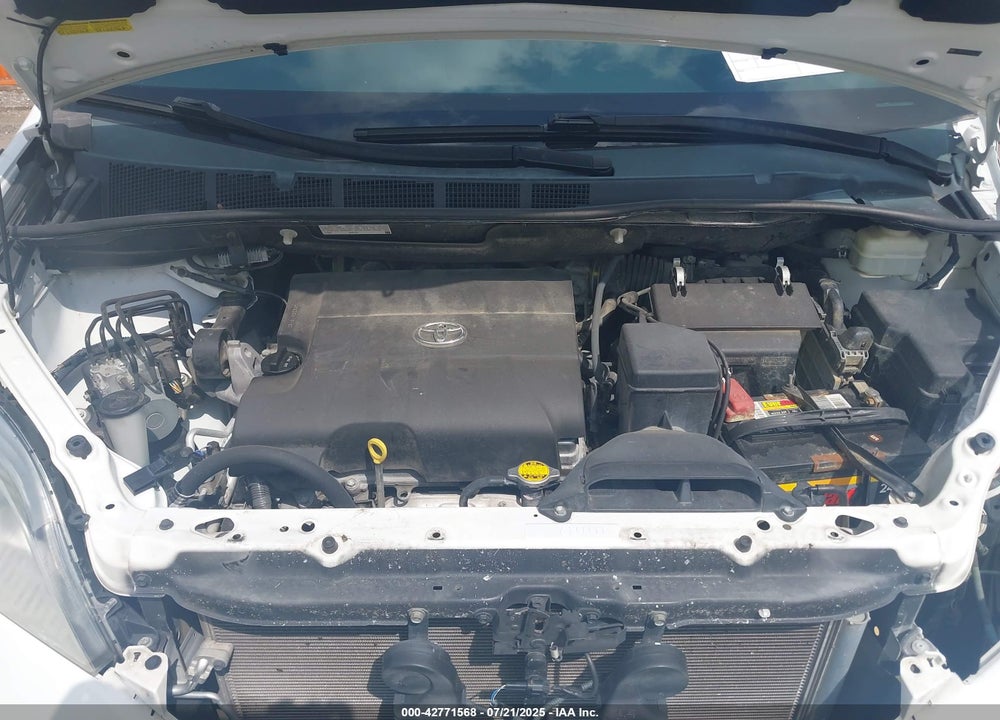 2014 TOYOTA SIENNA XLE V6 8 PASSENGER VIN: 5TDYK3DC1ES526760