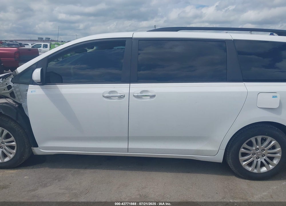 2014 TOYOTA SIENNA XLE V6 8 PASSENGER VIN: 5TDYK3DC1ES526760
