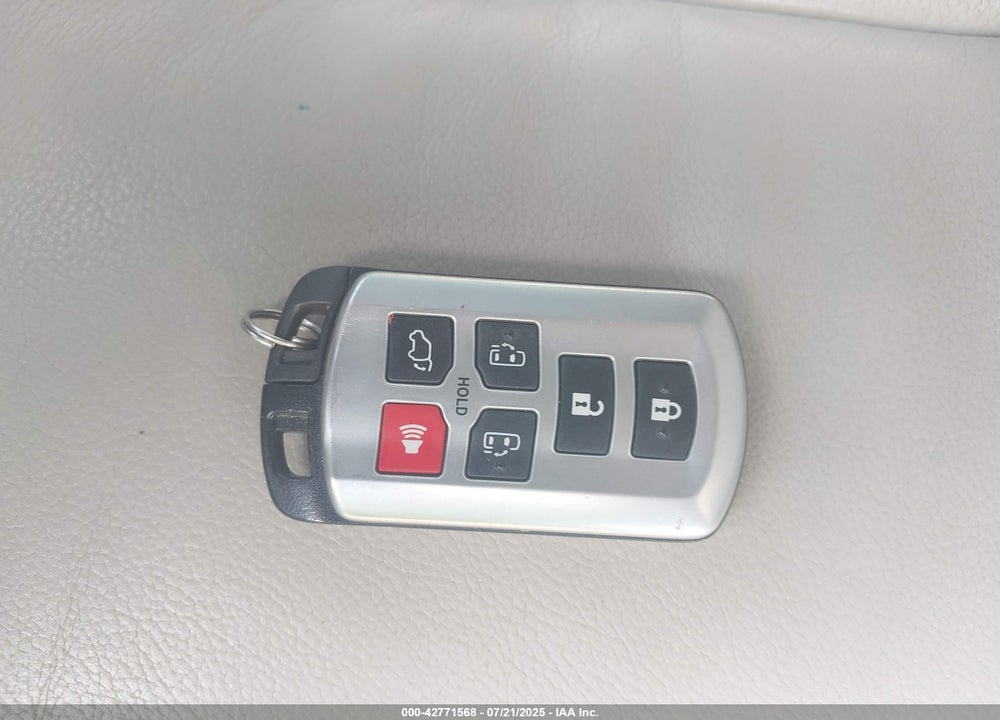 2014 TOYOTA SIENNA XLE V6 8 PASSENGER VIN: 5TDYK3DC1ES526760