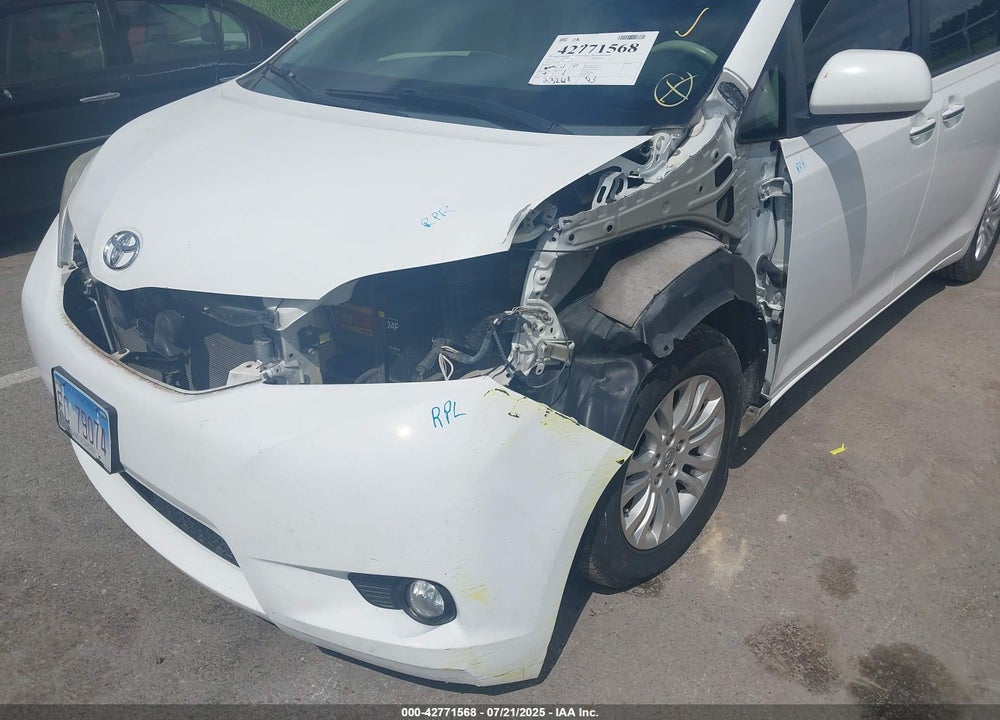 2014 TOYOTA SIENNA XLE V6 8 PASSENGER VIN: 5TDYK3DC1ES526760