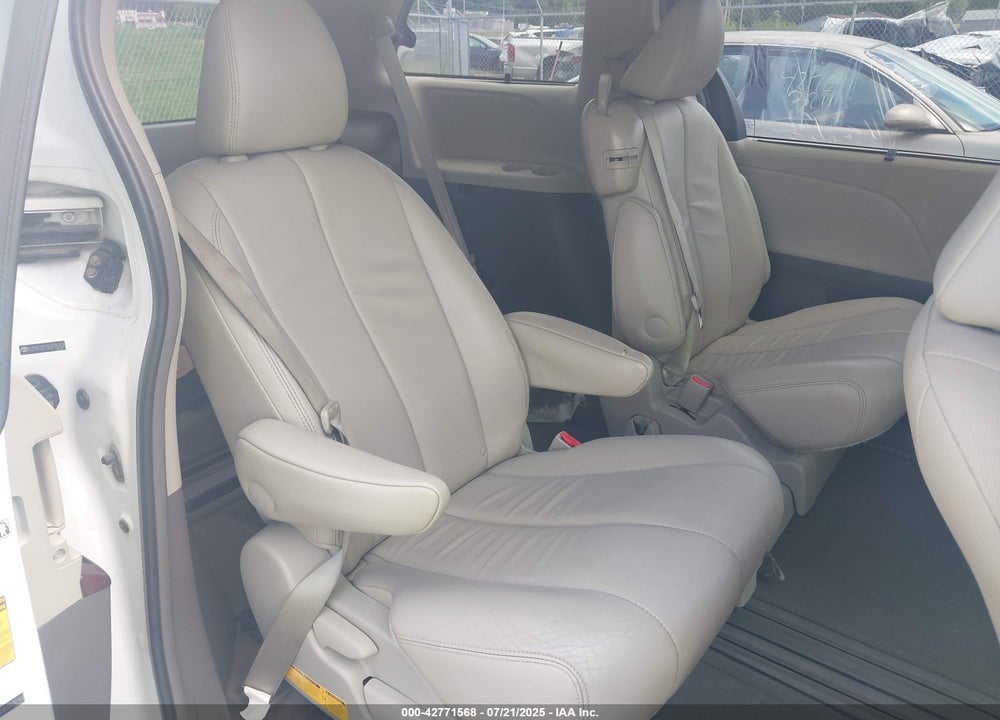 2014 TOYOTA SIENNA XLE V6 8 PASSENGER VIN: 5TDYK3DC1ES526760