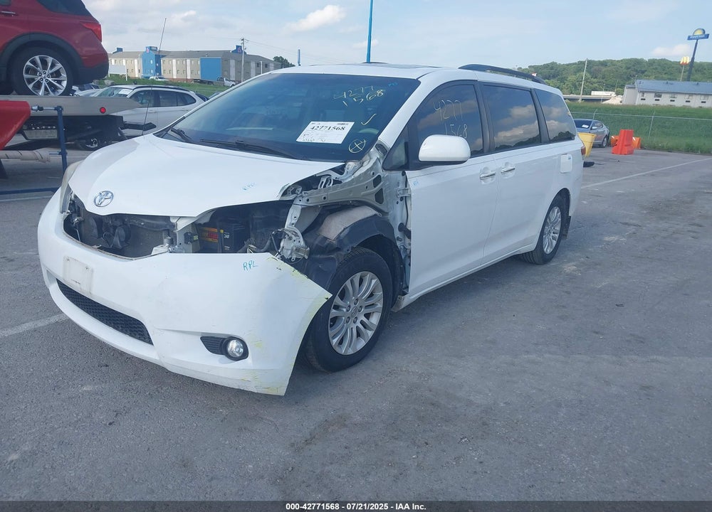 2014 TOYOTA SIENNA XLE V6 8 PASSENGER VIN: 5TDYK3DC1ES526760
