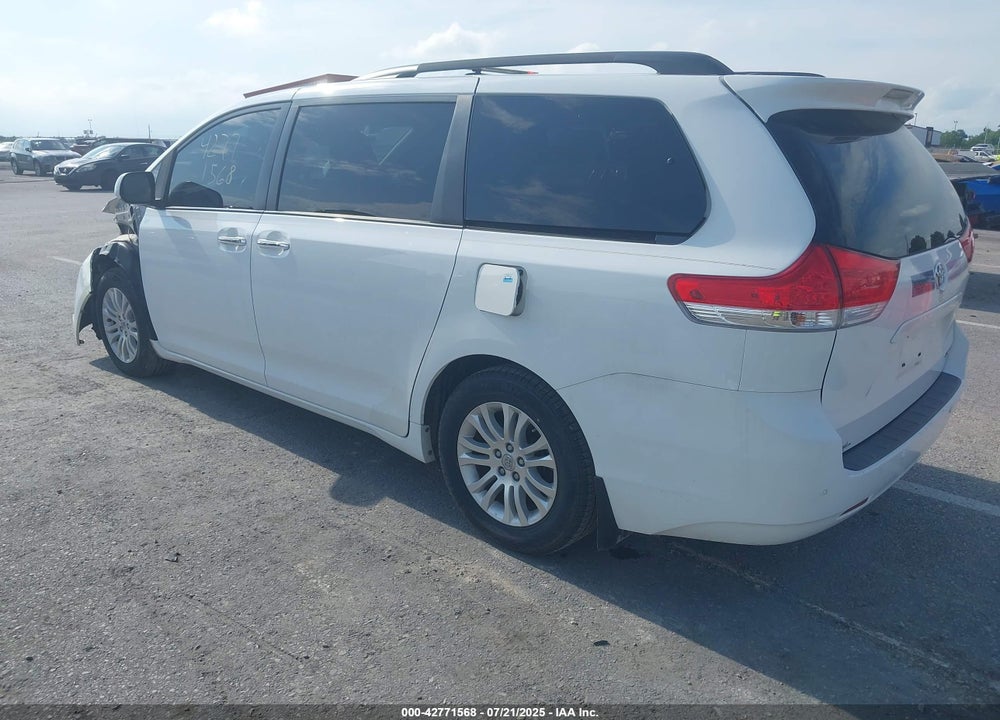 2014 TOYOTA SIENNA XLE V6 8 PASSENGER VIN: 5TDYK3DC1ES526760
