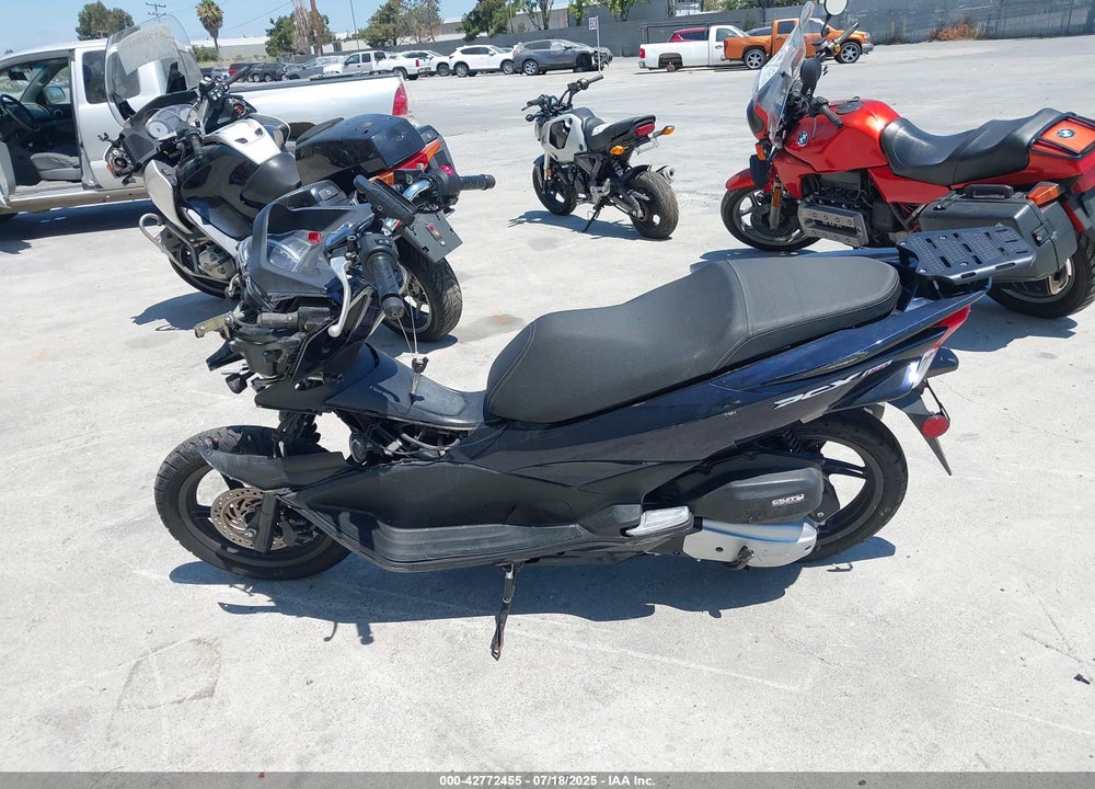 2017 HONDA PCX VIN: RLHKF1806HY201075